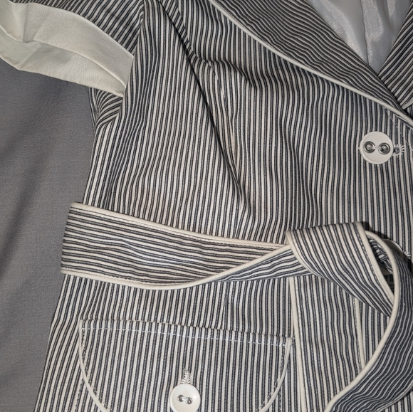 Gently Used B&W Blazer - Picture 3 of 4